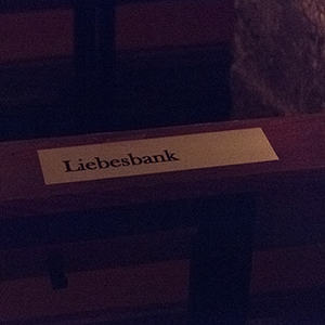 Nacht der 1000 Lichter erstmals auch in in der Pfarre Kirchdorf/Krems. Der Lichterweg begann am Kirchenplatz und führte durch die Kirche. Dort gab es mehrere Impuls-Stationen: Genussmeditation, Namensbänke wie Glaubensbank, Kraftbank, Gott-Sei-Dank-B