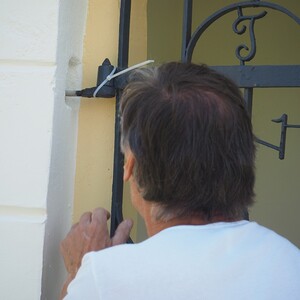 Gitter und Kloben werden in die genaue Position gebracht.