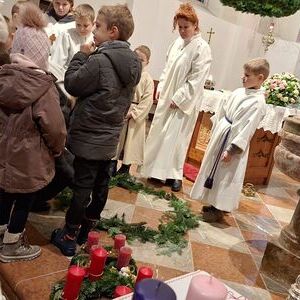 mit Adventkranzsegnung