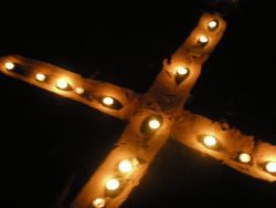 Kreuz mit Kerzen