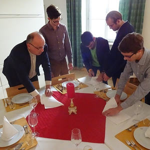 gemeinsames Tischdecken