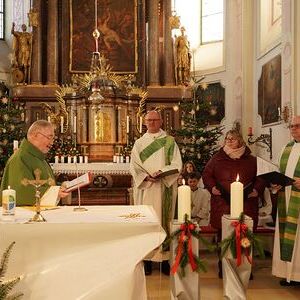 Beim Festgottesdienst bekundeten Pfarrer Johannes Blaschek, Pastoralvorstand Andreas Hagler und Verwaltungsvorständin Sonja Hummer  vor Generalvikar Severin Lederhilger und der versammelten Feiergemeinde ihre Bereitschaft, die Pflichten dieser Ämter 
