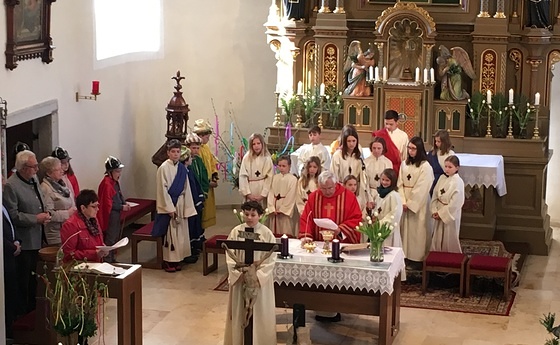 Gabi Hölzl mit Schulkindern von Traberg