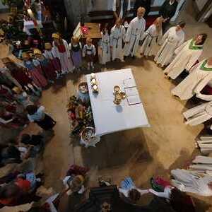 Gemeinsames Gebet um den Altar