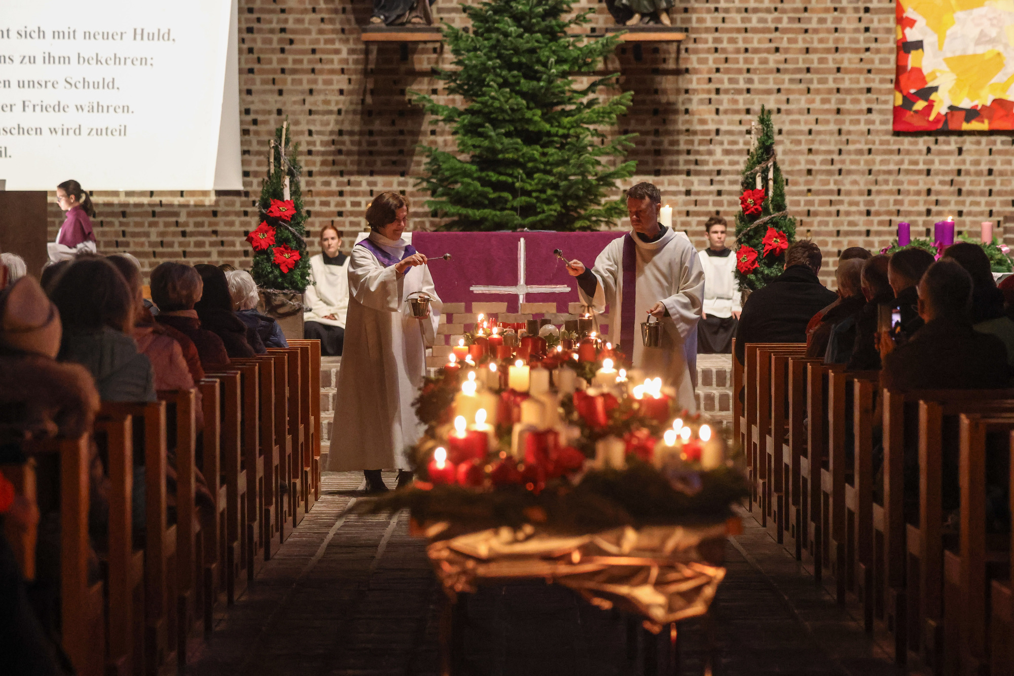Die Adventkränze werden gesegnet