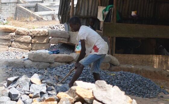 Kinder als Steineklopfer in Sierra Leone / © Jugend Eine Welt Kinder als Steineklopfer in Sierra Leone