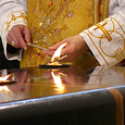 Bischof Dr. Ludwig Schwarz weihte am 11. Jänner 2015 den neuen Volksaltar in Eidenberg.
