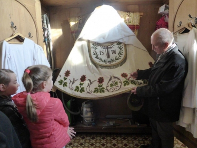 Erstkommunikanten entdecken die Kirche