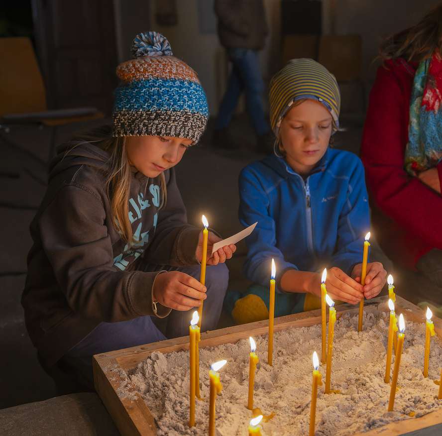 Frieden - Schalom war das Thema der Nacht der 1000 Lichter in der Pfarre Kirchdorf an der Krems. Bild: In der Friedhofskapelle werden Kerzen entz?ndet
