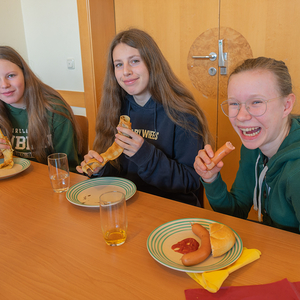 Sternsingerjause Pfarre KirchdorfNach dem Gottesdienst am Dreikönigstag wurden die Sternsinger zu einer Jause ins Pfarrheim geladen. Es gab Würstel und Crepes, anschließend ein kleines Danke-Geschenk. Foto Jack Haijes