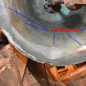 Die Glocke wurde mehrmal etwas gedreht, damit der Klöppel nicht immer auf der gleichen Stelle anschlägt