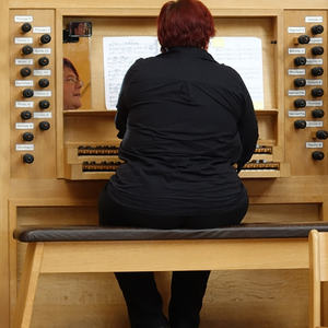 Carolin Landschützer an der Kögler-Orgel in der Autobahnkirche Haid