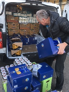 Beladung / Ludwig Hinterplattner/KMB-Münichholz Beladung eines Klein-LKWs mit Lebensmitteln