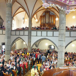 Volle Kirche während eines Gottesdienstes