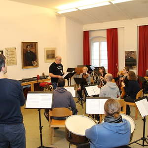 Und schon ist der Chor des Konservatoriums für Kirchenmusik dabei...