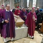 Der Sarg des verstorbenen Bischofs Maximilian Aichern wurde in einer Prozession zum Hauptportal geleitet.