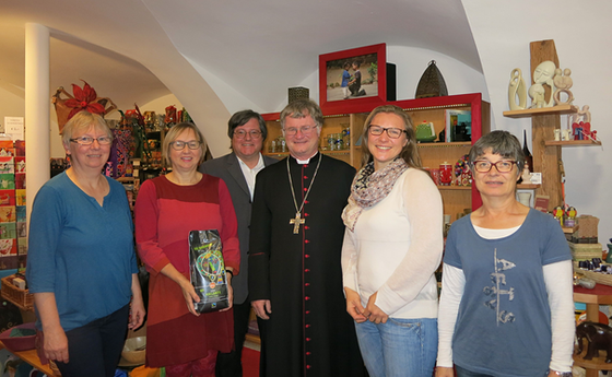 Bischof Scheuer im Weltladen