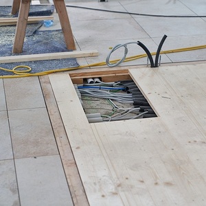 Fußbodenbretter einbauen