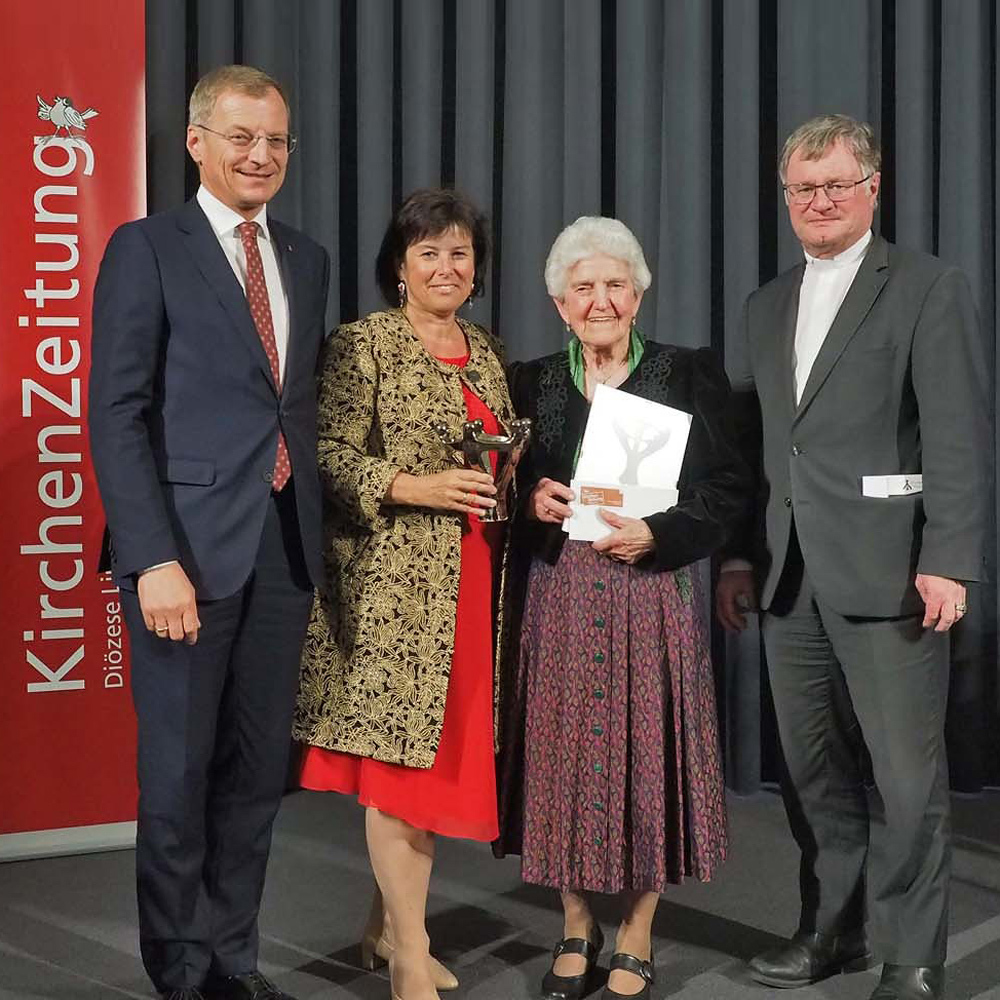 Landeshauptmann Thomas Stelzer, Landesrätin Birgit Gerstorfer, Preisträgerin Anna Hackl und Bischof Manfred Scheuer