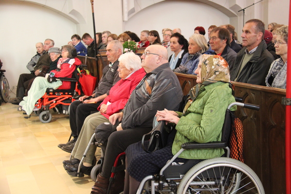 Pilger in der Kirche