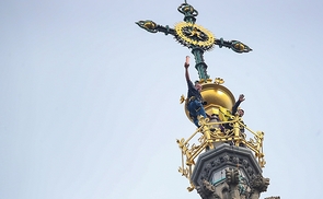 Historischer Moment: Wiedereinbringung der Zeitkapsel in die Turmkreuzkugel des Mariendoms.