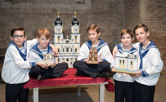 V. l.: Paul Oberndorfer, Julian Hackl, Kevin Lauterbach, Jonas Falk und Moritz Strutzenberger bestaunen das LEGO-Modell der Stiftsbasilika