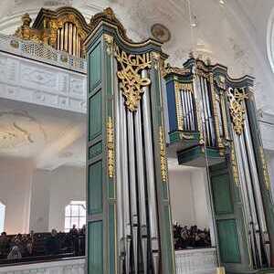 Die musi­ka­li­sche Gestal­tung der Pon­ti­fi­kal­mes­se erfolgt durch ein Vokal- und Instru­men­tal­ensem­ble der Diözese.