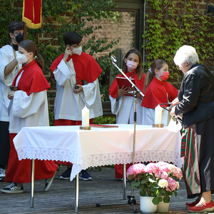 Feier im Innenhof der Pfarre