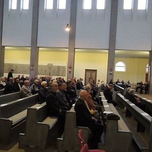 Die Ständigen Diakone und ihre Ehefrauen versammeln sich zum Taizé-Gebet in der Pfarrkirche Wels-Hl. Familie, Vogelweide.