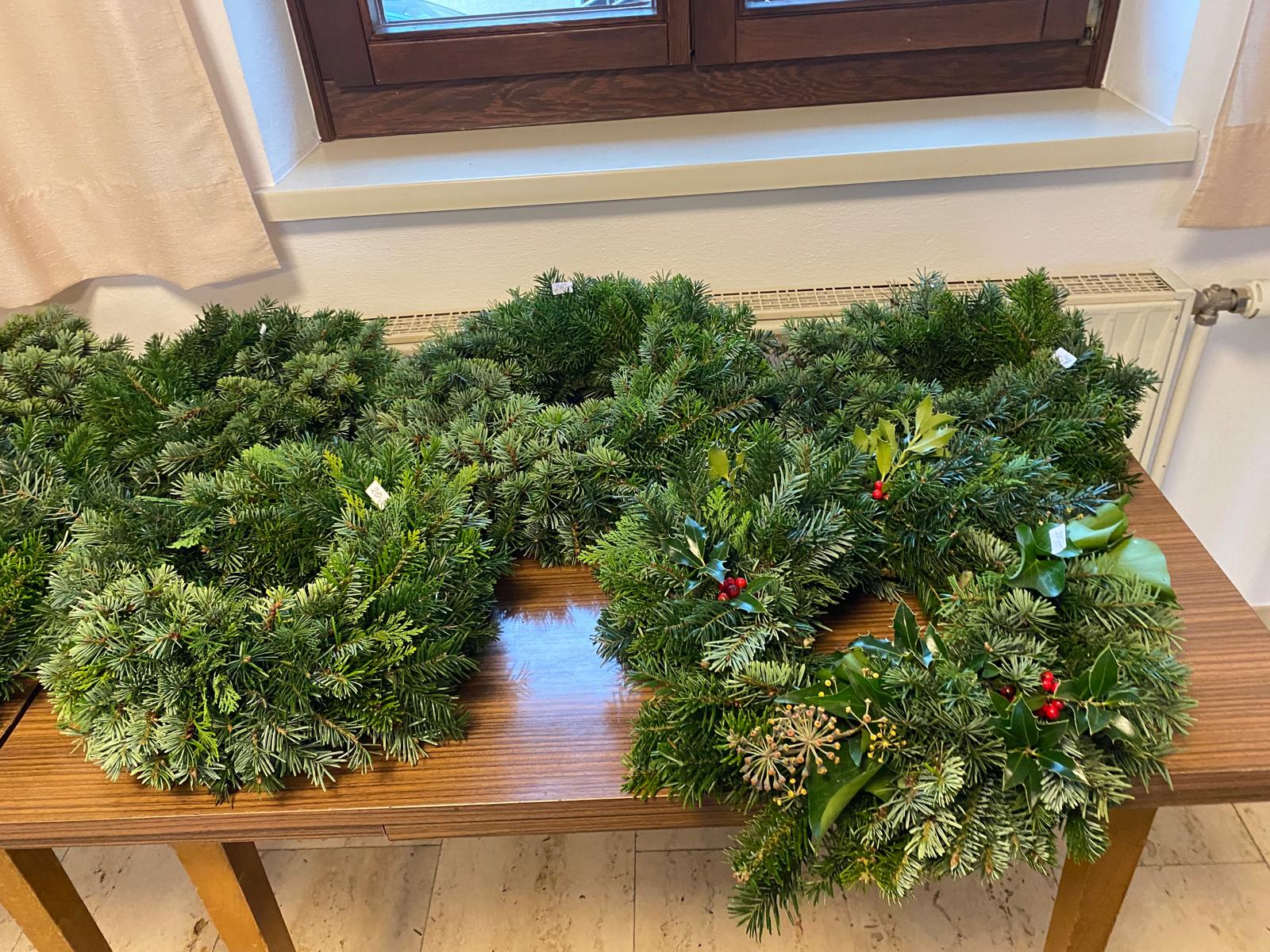 Adventkranzbinden / Pfarre Seewalchen