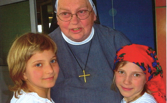Sr. Ingrid mit Waisenkindern in Butea