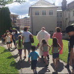 Am Sonntag, den 18. Juni war´s soweit: Die Kommunionkinder begeben sich gemeinsam auf den Weg, um IHREN Apfelbaum (Cox Orange) zu pflanzen.