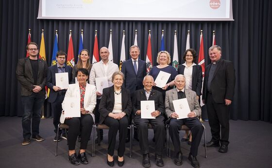 Alle Preisträger:innen mit Bischof Manfred Scheuer, Landeshauptmann Thomas Stelzer und Elisabeth Maria Ploier (sitzend zweite von links)