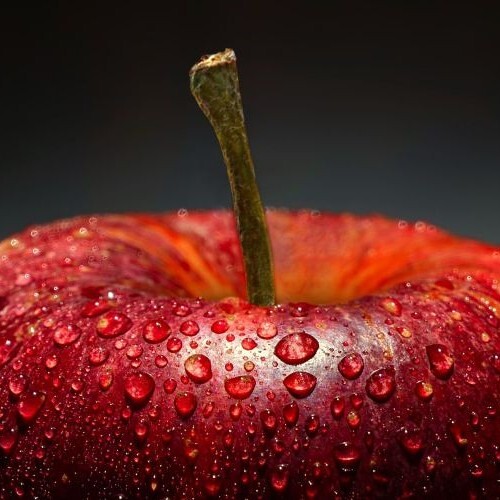 Wassertropfen auf einem roten Apfel - Nahaufnahme