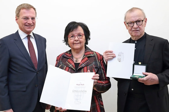 V. l.: LH Thomas Stelzer, Margit Hauft und Martin Pollack
