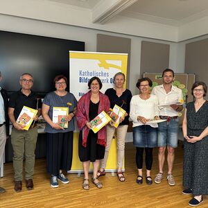 Die Absolvent:innen von KBW-Treffpunkt Bildung: Franz Hotz, Doris Wallner, Andrea Kramer, Petra Kitzmüller, Sigrid und Hannes Obermüller mit Christian Pichler (li.) und Andrea Pirngruber (re.)