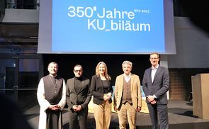 V. l.: Abt Dr. Reinhold Dessl OCist (Forum Humanismus Wilhering), Direktor Mag. Chris Müller (Tabakfabrik Linz), Mag. Hermine Eder (KU Linz), Vizerektor Univ.-Prof. Dr. Michael Fuchs (KU Linz), Mag. Michael Schäfl (OÖN)