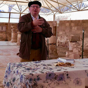 Wir feiern Gottesdienst in den Ausgrabungen einer Kirche aus der byzantinischen Zeit.