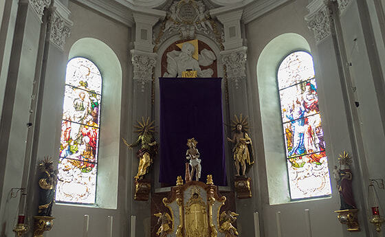 Hochaltar der Pfarrkirche Kopfing mit Fastentuch