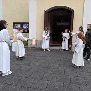 Minis ratschen vor dem Gottesdienst