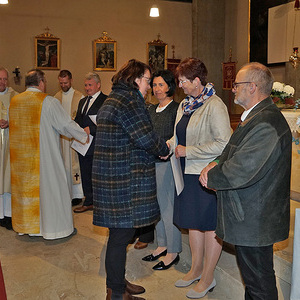 Überreichung der Ernennungsurkunde und Handschlag durch die drei Pfarrvorstände        