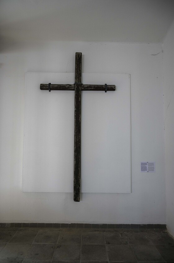 Holzkreuz in der Kapelle / © Samuel Haijes Gedenk- und Befreiungsfeier 2026 in Mauthausen anlässlich der 81. Wiederkehr des KZ Mauthausen. Themenschwerpunkt: 'Täter und Täterinnen im Nationalsozialismus'.