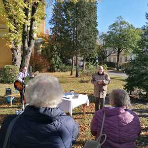 Segnung des Baumes vor der Quirinuskirche