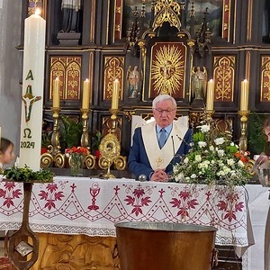 Die Auferstehungsfeier 2024  wurde von Herrn Josef Kohlbauer gefeiert. Das Osterfeuer zu entfachen und zu unterhalten, war bei dem stürmischen Wetter kein Leichtes