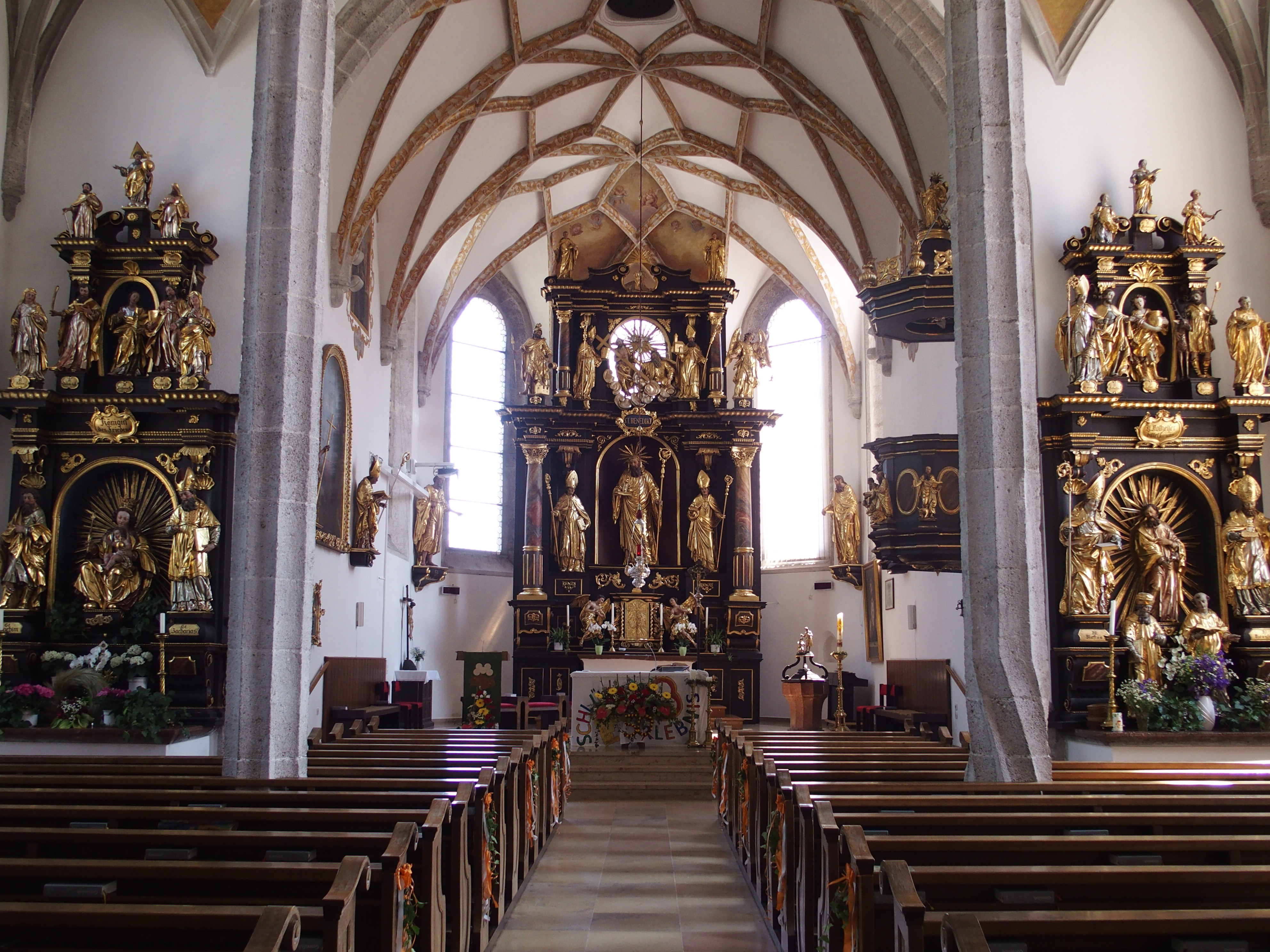 Blick zu den Altären Pfarrkirche Pettenbach