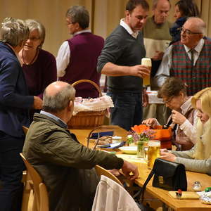 gesegnete Speisen werden verzehrt