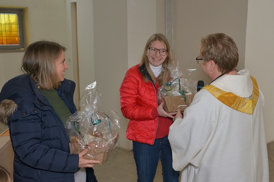 Ministrantenaufnahme 2024 / Alois Hemetsberger Geschenke an das Mini-Team