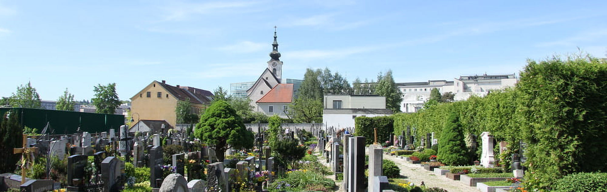 Friedhof Urfahr mit der Stadtpfarrkirche und dem AEC