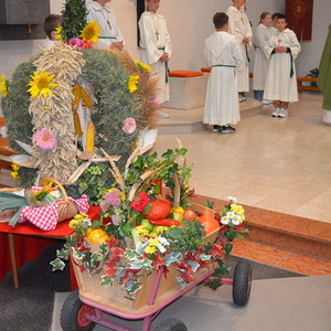 Die Erntekrone der Landjugend, sowie die Gaben der Kindergartenkinder