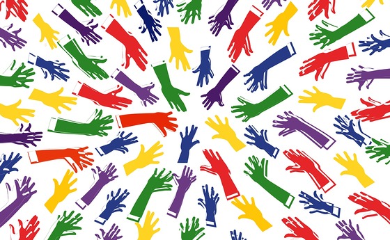 bunte Hände greifen in die Mitte
